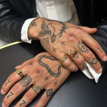 Tatuaż męski na palcach