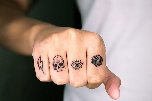 Tatuaż męski na palcach
