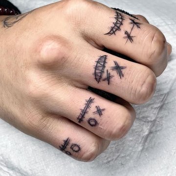 Tatuaż męski na palcach