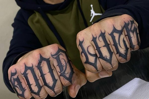 Tatuaż męski na palcach
