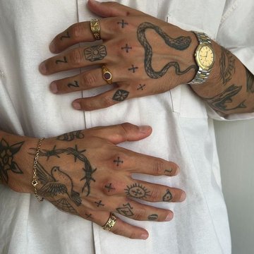 Tatuaż męski na palcach