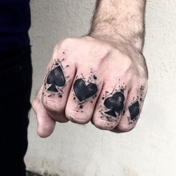 Tatuaż męski na palcach