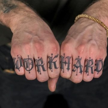 Tatuaż męski na palcach