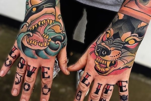 Tatuaż męski na palcach