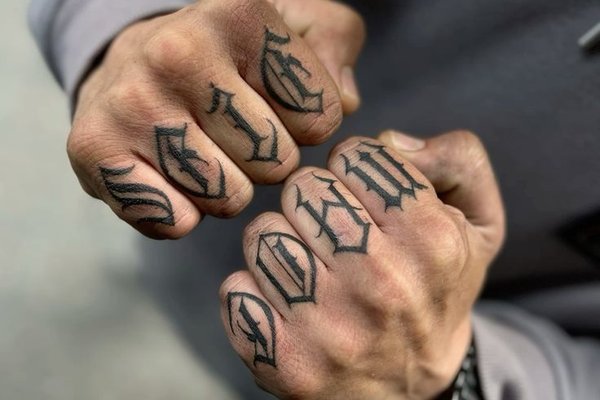 Tatuaż męski na palcach