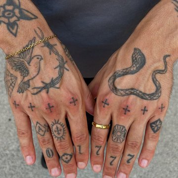Tatuaż męski na palcach
