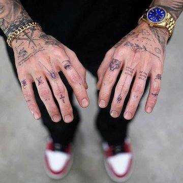 Tatuaż męski na palcach