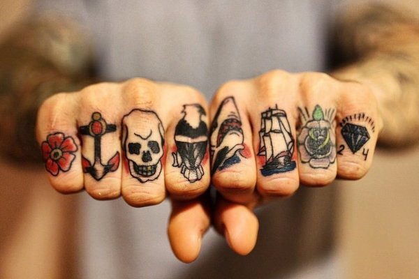 Tatuaż męski na palcach