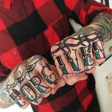 Tatuaż męski na palcach