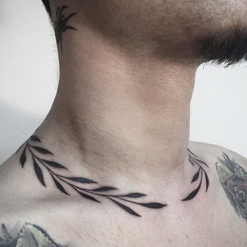 Męskie tatuaże na szyi