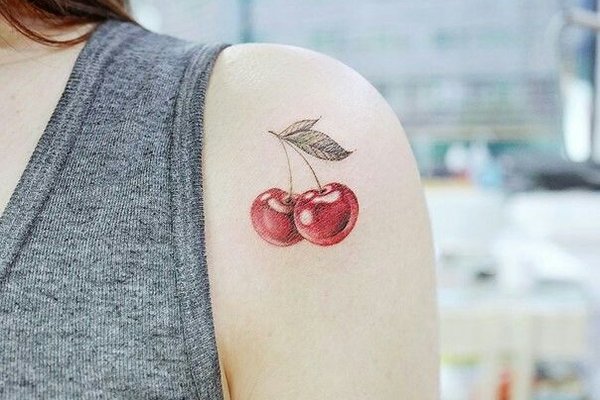 Realistyczne wisienki w tatuażu