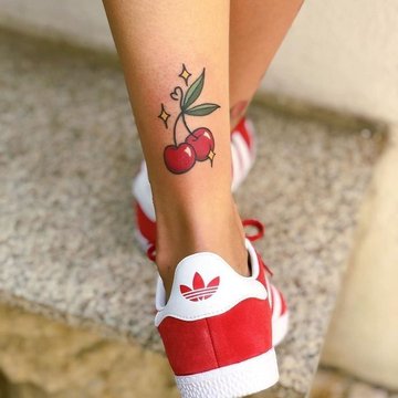 Wisienki w stylu cartoon jako tatuaż