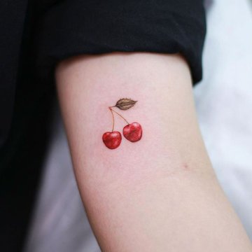 Realistyczne wisienki w tatuażu