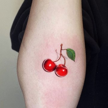 Tatuaż dwóch czereśni na przedramieniu