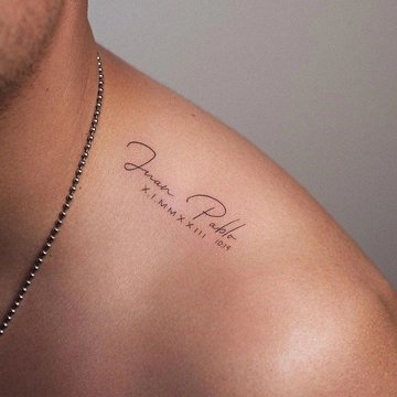 Pierwszy tatuaż męski z napisem na obojczyku