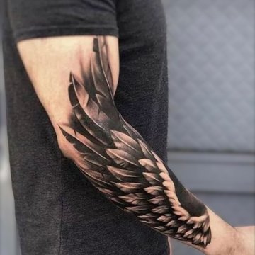 Pierwszy tatuaż męski ze skrzydłem na przedramieniu