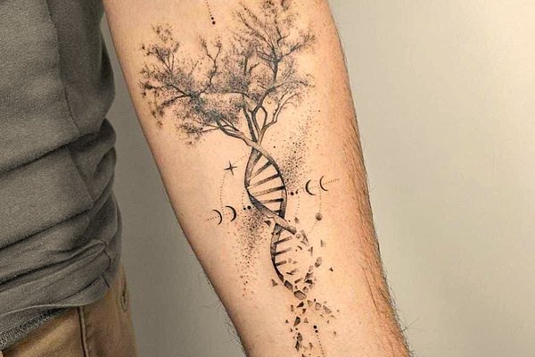 Pierwszy tatuaż męski z motywem drzewa i DNA na przedramieniu