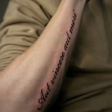 Pierwszy tatuaż męski z napisem łacińskim na przedramieniu