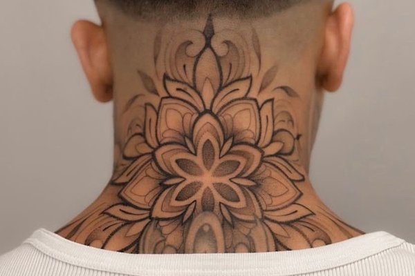 Pierwszy tatuaż męski z mandalą na szyi