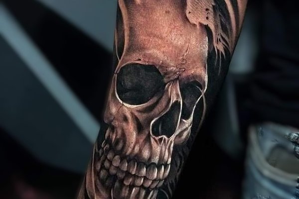 Pierwszy tatuaż męski z czaszką na przedramieniu