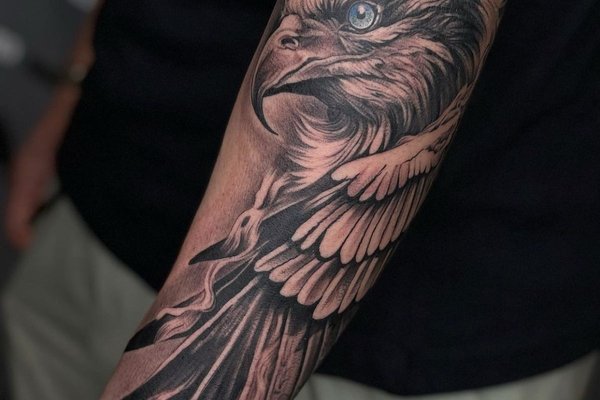 Pierwszy tatuaż męski z orłem na przedramieniu