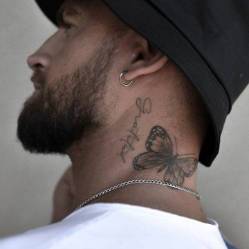 Pierwszy tatuaż męski z motylem na szyi