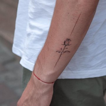 Pierwszy tatuaż męski z różą na przedramieniu