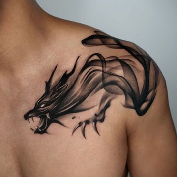 Pierwszy tatuaż męski z czarnym smokiem na ramieniu i klatce piersiowej