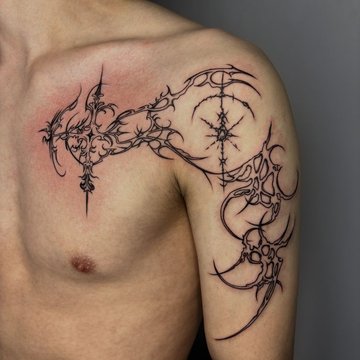 Pierwszy tatuaż męski w stylu tribal na ramieniu