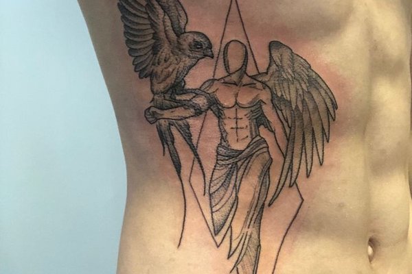Tatuaż anioł z sokołem na żebrach męski