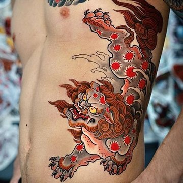 Tatuaż japoński lew na żebrach męski symbol odwagi i ochrony