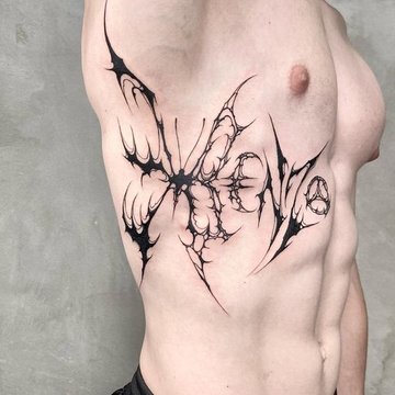 Tatuaż napis na żebrach męski odważny sposób na wyrażenie charakteru