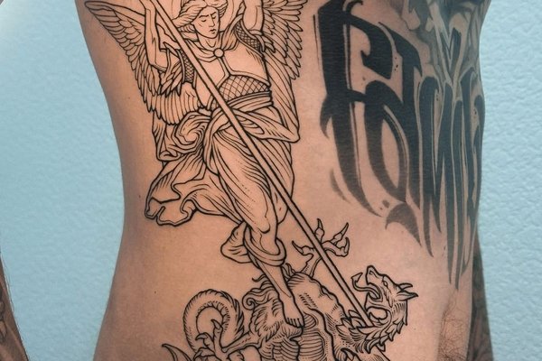 Tatuaż róża na żebrach męski symbol siły i delikatności w jednym