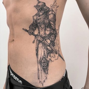 Tatuaż rycerz na żebrach męski symbol odwagi, honoru i wewnętrznej siły