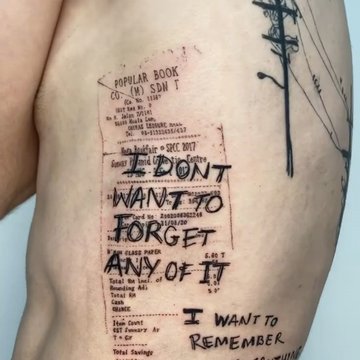 Tatuaż napis na żebrach męski emocjonalna pamiątka