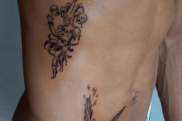 Tatuaż artystyczny na żebrach męski