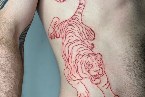 Tatuaż tygrys na żebrach męski symbol odwagi