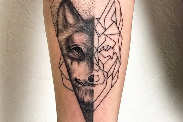 Tatuaż głowy wilka z figur geometrycznych