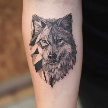 Tatuaż wilka w stylu realizm i geometria