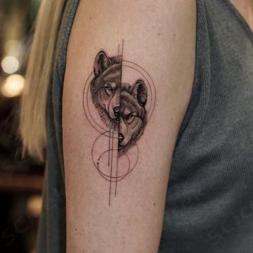 Tatuaż wilka geometrycznego na ramieniu