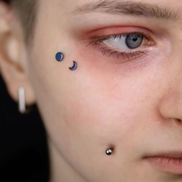 Microdermal pod okiem – księżyc i kropka