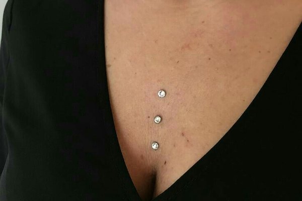 Microdermal na dekolcie – cztery kryształowe punkty.