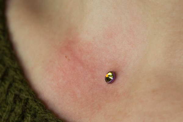 Ozdobny microdermal na dekolcie