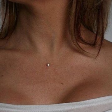 Microdermal na dekolcie – pojedynczy kryształek