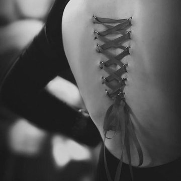 Piercing na plecach