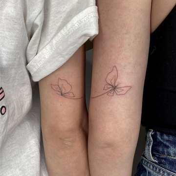 Tatuaż dla sióstr – motyle w stylu linework