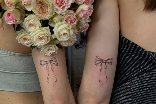 Tatuaż dla sióstr – kokardki jako symbol więzi