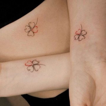 Minimalistyczny tatuaż dla sióstr na nadgarstkuTatuaż dla siostry – listek koniczyny
