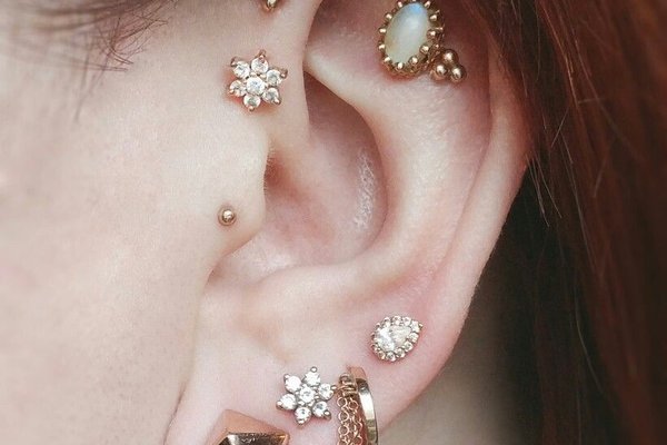 Modna kompozycja: Forward Helix i Tragus w nowoczesnej stylizacji