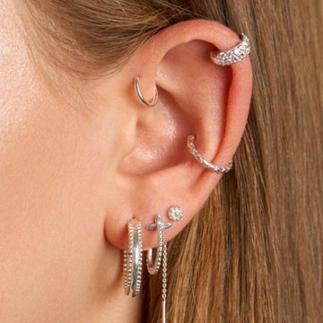 Stylowy piercing Forward Helix z minimalistycznym kolczykiem
